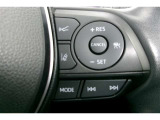 ステアリングスイッチ付き。前方から目を離すことなく、オーディオの選局や運転支援系の操作ができます。