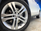 ●純正18インチアルミホイール:輸入車ならではの卓越した走りを支えるホイールと足回りです!日本車の走りに慣れている方にもぜひ体感して頂きたいほど、高いレベルでまとまっています!