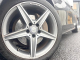 ●純正18インチアルミホイール:輸入車ならではの卓越した走りを支えるホイールと足回りです!日本車の走りに慣れている方にもぜひ体感して頂きたいほど、高いレベルでまとまっています!