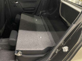 ☆後部座席を倒すと大きな荷物も積めるスペースに☆