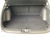 広い荷室に加え、荷物を目隠しできるトノカバーを装備。プライバシーを守りつつ荷物をスッキリ収納でき、日常使いからレジャーまで幅広く活躍します。