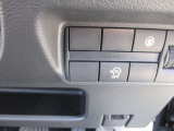 アイドリングストップ機能付です。特別な操作をしなくても、普段通りの運転をするだけで、エコドライブができる機能です。OFFボタンがありますので、必要に応じて使い分けてください。