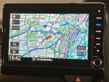 ディスプレイオーディオやカーナビは、現代のドライブにおいて欠かせない装備のひとつです。初めての場所でも迷いにくく、快適なルート案内で運転をサポートします。移動中のエンターテインメント性も高まります。