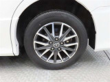 車両のデザインにマッチした純正アルミホイールを装着しています。