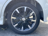高級感のある純正15インチアルミ☆足元が引き締まって見えますね♪