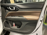 Jeepならではの頑丈性と気密性を高めたボディとなります。