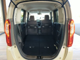 【ラゲッジスペース】広々とした荷室で大きな荷物もラクラク収納。日常のお買い物からアウトドアまで幅広く活躍します。