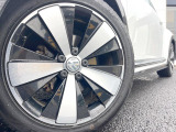 ●純正18インチアルミホイール:輸入車ならではの卓越した走りを支えるホイールと足回りです!日本車の走りに慣れている方にもぜひ体感して頂きたいほど、高いレベルでまとまっています!