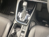 運転席周辺のスマートなレイアウトが、操作のしやすさを実現。快適なドライブをサポートします。手元で操作ができる、電子制御パーキングブレーキ。運転席からも助手席からも自由に使えるドリンクホルダー付。