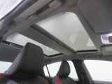 パノラマルーフ搭載。開放的なドライブが楽しめます!