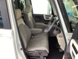 フロント広々、ベンチシートの運転席は、ハイトアジャスターが付いているので、快適にドライブができます。ハンドルはチルトステアリングで、ハンドル位置を上下に調節できます。
