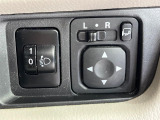 【電動格納ミラー】サイドミラーは電動格納式となっており、狭い駐車場でもキズがつくリスクを抑えられます。