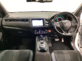 車内は光触媒抗菌消臭施工済です。スタイリッシュなデザインでスポーティなインパネ周りを演出します。グローブボックスやカップホルダーのほかにトレーなどたくさんの収納スペースが付いています。