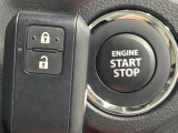 【キーレススタートシステム】カバンやポケットに入れたままでもドアの施錠・解錠が可能なスマートキーを装備。エンジンのオン・オフ時もカギを取り出す必要が無いからとっても便利です♪