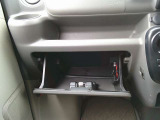 助手席の前に、小物入れがあります。ETC本体取り付け位置になります