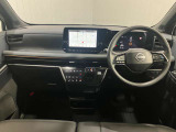 【運転席・助手席転席】運転席の足もともゆったりで長距離ドライブでも快適に★