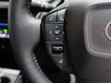 ハンドルから手を離さずにオーディオの操作ができるステアリングスイッチを装備。わき見運転の防止にもなり安全運転に貢献します。
