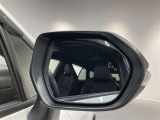ブラインドスポットモニター(BSM)を装備しています。隣を走る車両が死角に入るとミラー内LEDインジケーターが点灯。さらに、ウィンカーを出すとインジケーターが光って点滅して注意を促してくれます。