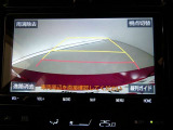 バックガイドモニター付き。車両後方の映像をナビ画面に表示し、駐車などの後退操作をサポートします。