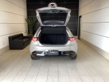 MAZDA3 FASTBACKのリアゲートはリアガラスと一緒に開閉する為、開口部が広く荷物の積み下ろしがしやすくなっております。