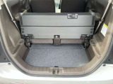【トランクルーム 】シートを跳ね上げるとさらに荷室も広々!