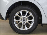 【純正アルミホイール】外観にマッチした純正アルミホイールを装着しております。ノーマルタイヤ、スタッドレスタイヤも広島マツダにお任せください。