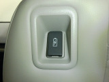 リア席に充電用のUSBジャックが装備されています。