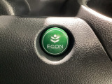エンジンやエアコンなどクルマ全体の動きを燃費優先で自動制御するECONモード。空調など快適性を優先したいときは、スイッチ1つでOFFにすることも可能です。