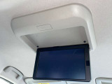 後席天井部に純正フリップダウンモニターも付いていて皆さん大喜び!