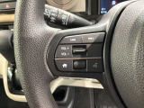 ステアリングにオーディオ操作スイッチが付いています。オーディオ画面に直接タッチしなくても操作が出来ますので、運転に集中できます。