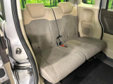 後部座席も気になるようなキズ・汚れやへたり等、大きなダメージはなく、良好な状態です。