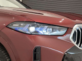 アダプティブLEDヘッドライトはステアリングを切った方向を照らします。