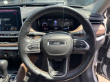 操作性の良いハンドルで運転中のストレスも軽減されます。