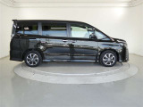 両側パワースライドドア付きだから、狭い駐車スペースなどでの 乗り降りラクラク!小さなお子さまのいるご家庭には嬉しい装備。