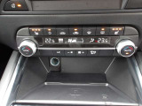 運転席と助手席で設定温度が変えられるデュアルオートエアコン。また運転席&助手席シートヒータとステアリングヒーターも装備。