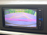 【バックカメラ】駐車時に後方がリアルタイム映像で確認できます。大型商業施設や立体駐車場での駐車時や、夜間のバック時に大活躍!運転スキルに関わらず、今や必須となった装備のひとつです!