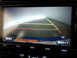 バックガイドモニター付き。車両後方の映像をナビ画面に表示し、駐車などの後退操作をサポートします。