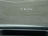 カラーヘッドアップディスプレイ付き。少ない視線移動で情報を確認できるので、運転の疲労軽減に繋がりますよ♪