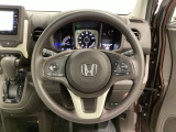 ハンドルにHondaセンシング系のクルーズコントロールやレーンキープアシストなどのスイッチと、オーディオの操作スイッチが装備されています。ハンドルから手を離さず安全に操作できます。