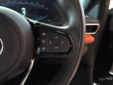 ステアリング右側は、各種メディアや車両情報の確認操作を行えます。