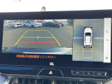 【パノラミックビューモニター】クルマを真上から見下ろした視点で駐車をサポートします!クルマの斜め後ろや真横など、いち早く障害物に気が付くことができます。