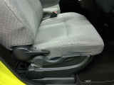 運転席です。座席の上下もできるシートアジャスター付きです。
