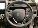 ハンドルにHondaセンシング系のクルーズコントロールやレーンキープアシストなどのスイッチと、オーディオの操作スイッチが装備されています。ハンドルから手を離さず安全に操作できます。