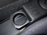 <オープンタイプカップホルダー>センターパネル下部に設置されていますので使いやすさバッチリ!運転席からも助手席からも手の届く位置です!
