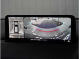 【360&deg;ビュー・モニター】専用カメラにより上から見下ろしたような視点で360度クルマの周囲を確認することができます。駐車が苦手な方でも縦列駐車や幅寄せ時に活躍してくれます。