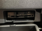【純正ビルトインETC】有料道路を利用する際に料金所で停止することなく通過できる、ETC車載器が装備されています。セットアップを行うことで利用可能になります。