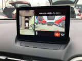 360度ビューカメラを搭載。4方の小型カメラの映像を処理し、車両真上からの映像に変換しています。