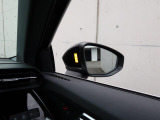 アウディサイドアシスト『後方の死角を並走する車両を検知しドアミラーの内側のLEDが点灯。ドライバーに注意を促し事故を未然に防ぐシステムです。』