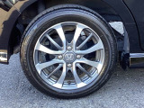 純正アルミホイールです。足元が引き立つので、車全体のイメージがアップしますよ!