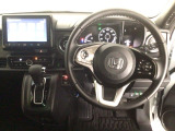 【ハンドル】運転にかかわる様々な操作を安全に行えるように視点移動が少なく操作性に配慮されたスイッチ類が凝縮されたコックピットです。